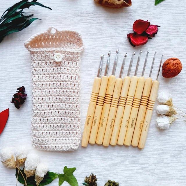 Set de 9 Crochets ergonomiques en Bambou (2 mm à 6 mm) avec Pochette en Coton – Fait Main