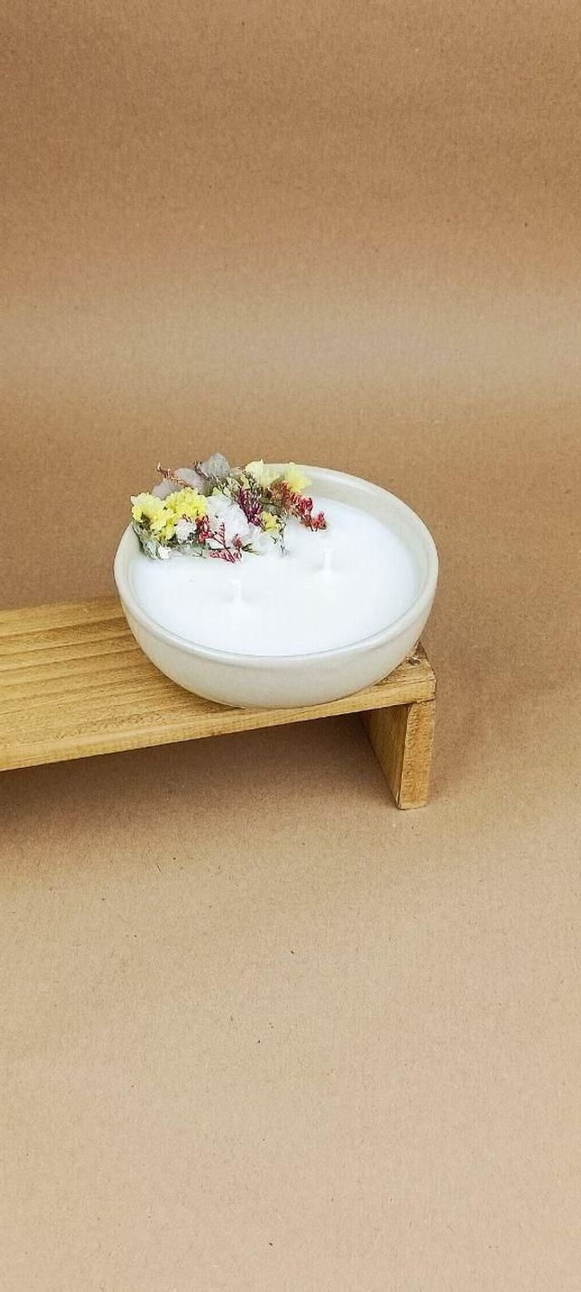 Vela em Cerâmica Beje com Flores Secas