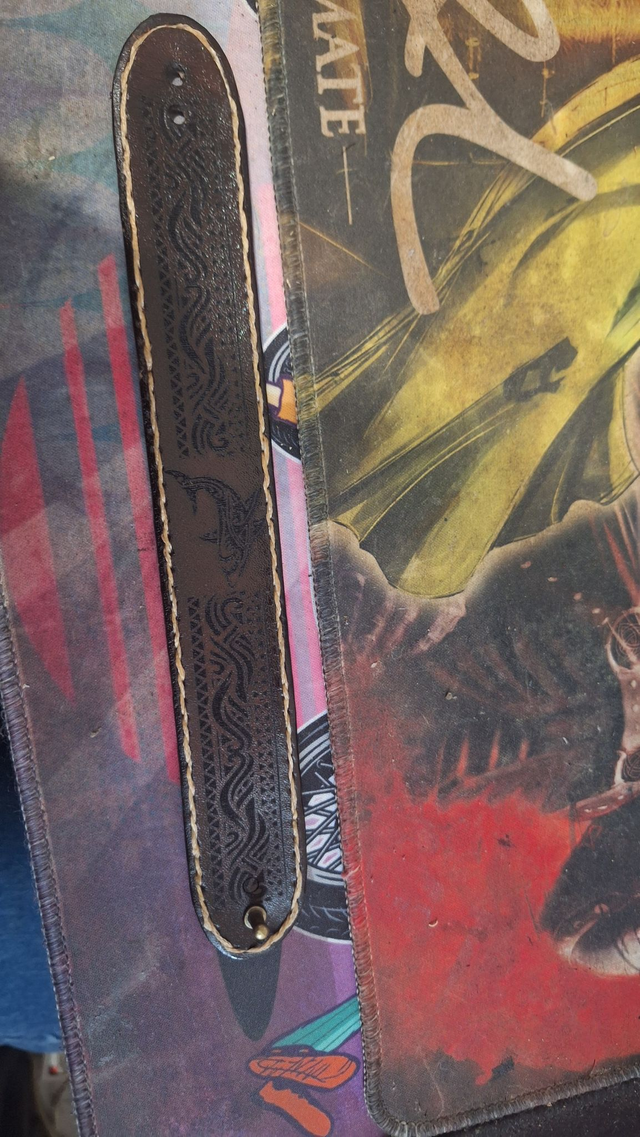  Bracelet cuir artisanal homme/femme – Motif tribal gravé – Fermeture à bouton pression – Accessoire médiéval / biker