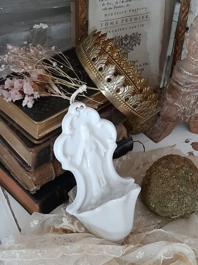 Bénitier ancien en porcelaine