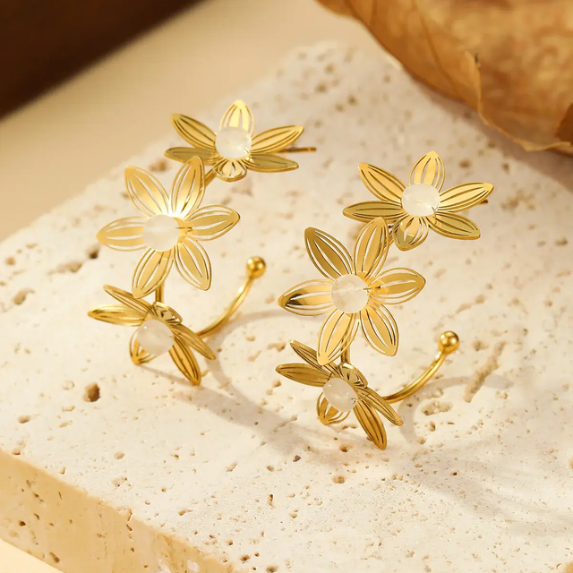 Boucles d'oreilles Créoles Dorées Triple Fleur Ajourée et Pierres Blanches