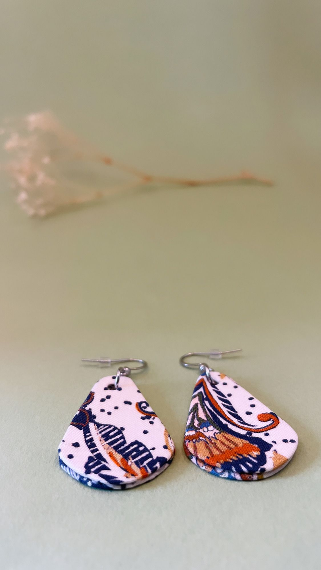 Boucles d'oreilles carton et tissu imprimé forme petites gouttes, collection « kashemire » - tons blanc, bleu et orangé 