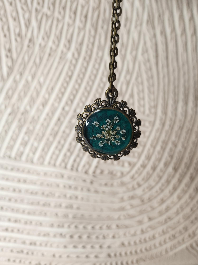 Collier cabochon fleurs séchées fond bleu turquoise
