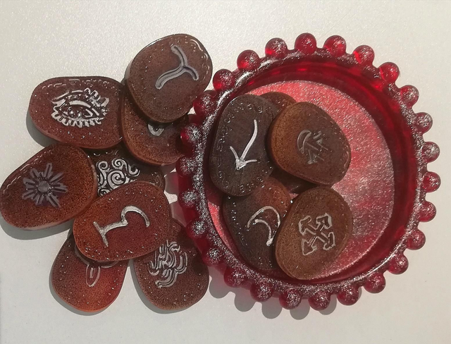 Runes Wiccan (Runes de Sorcières) dans leur coupelle  avec feuille d'interprétation. 