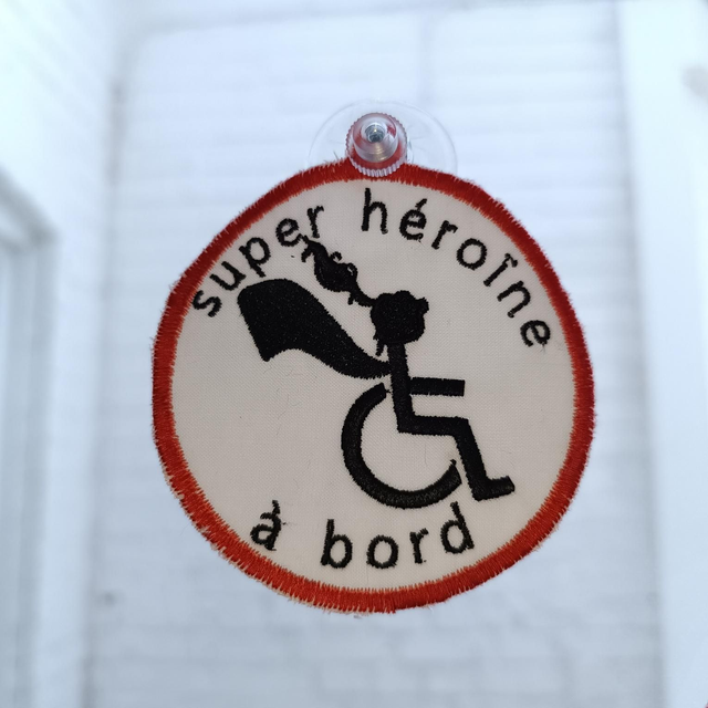 Panneau d'avertissement de la vitre arrière de la voiture handicap fille