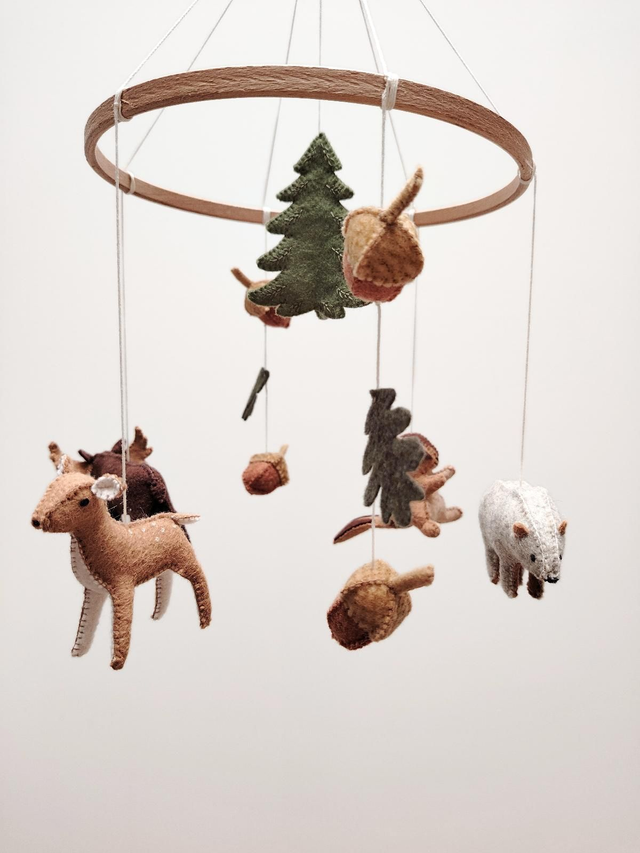 Mobile bébé en Feutrine: Fôret canadienne - décoration chambre, cadeau bébé, cadeau naissance, baby shower, mobile non genré, mobile bébé woodland