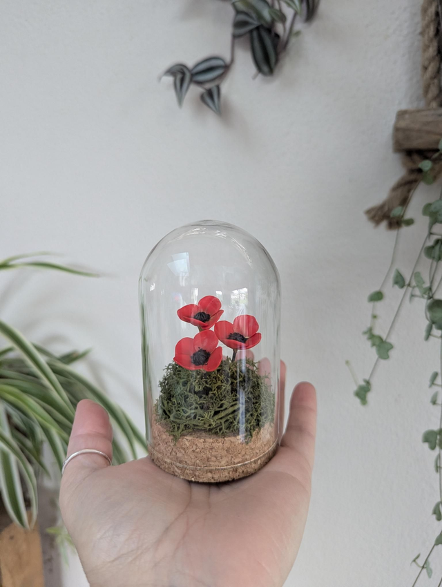 Petite cloche en verre et coquelicots
