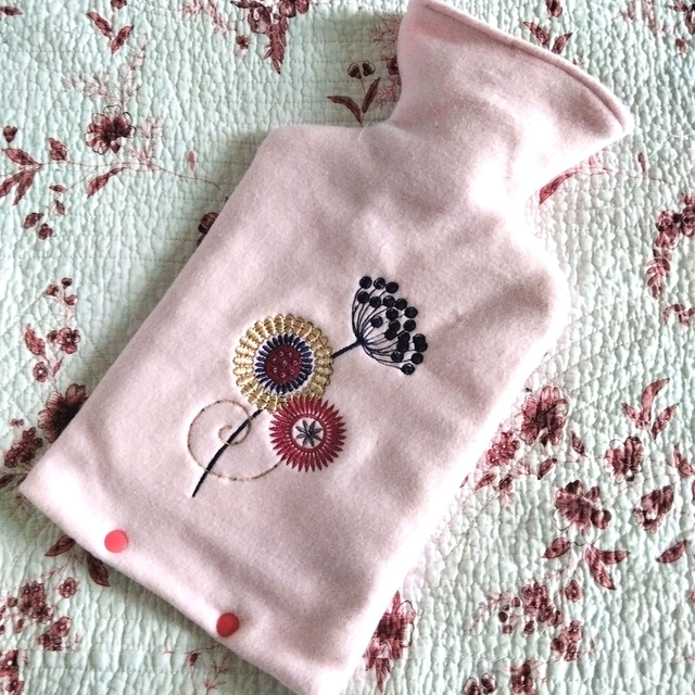 Bouillotte et son couvre bouillotte fleurs stylisées