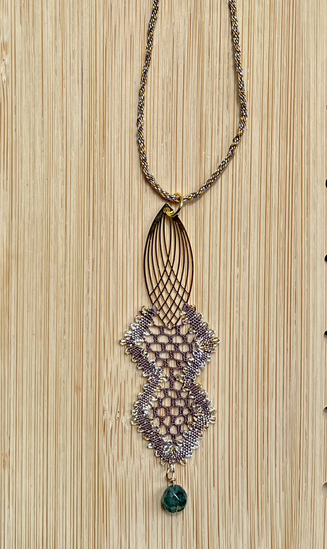 Pendentif résille taupe/doré