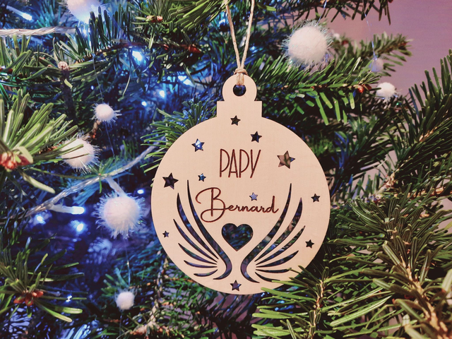 Boule de Noël personnalisée en bois massif - Modèle Souvenir Ailes d&#039;Ange