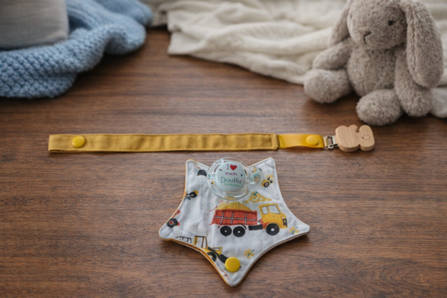 Attache tétine avec pochette de rangement  