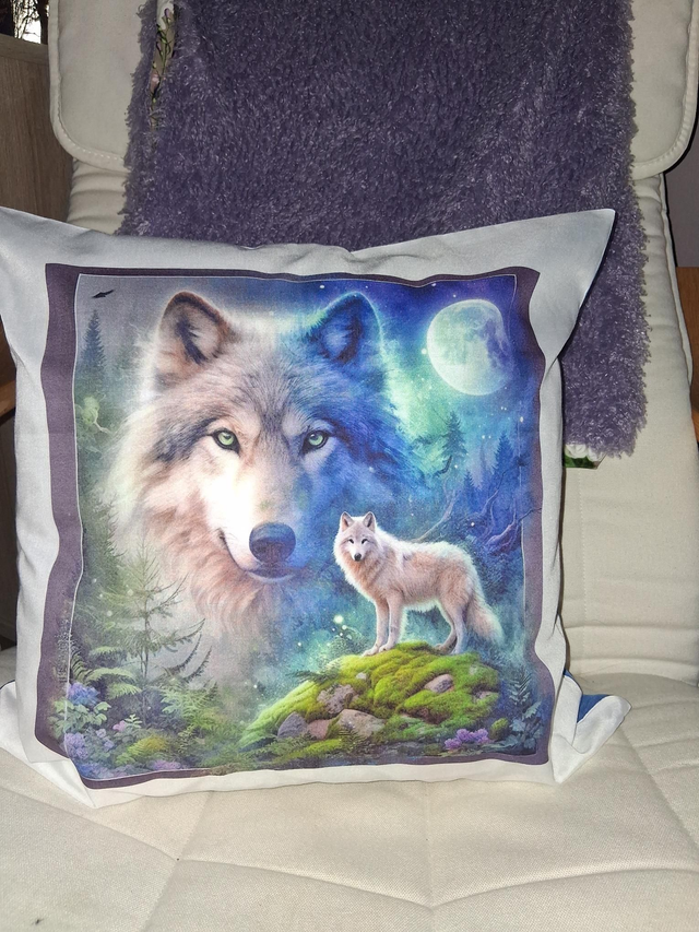 Wolf Cushion - 18"