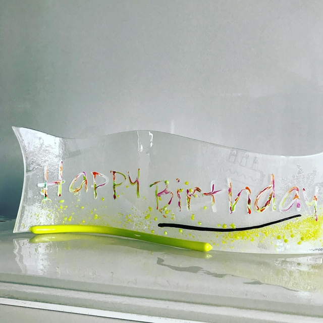 o13 Happy Birthday-Welle aus Glas mit buntem Schriftzug . 12 x 30 cm