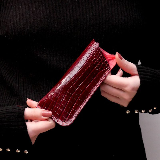 Etui à lunettes en cuir rouge croco
