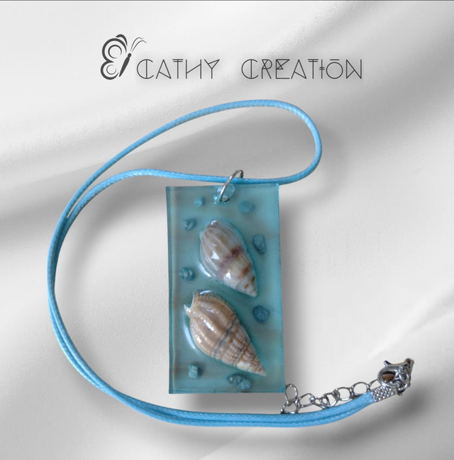 Collier avec inclusion de coquillages 