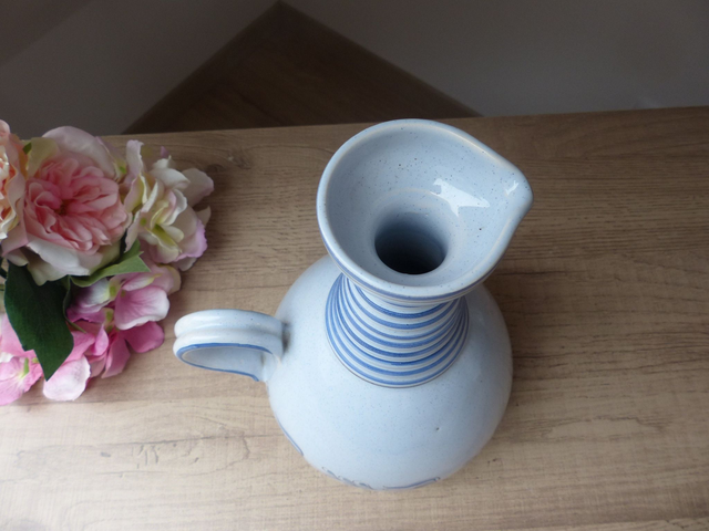 Vase grand pichet cruche en céramique bleu décor floral peint à la main, poterie travail artisanal, cadeau décoration maison thème bleu