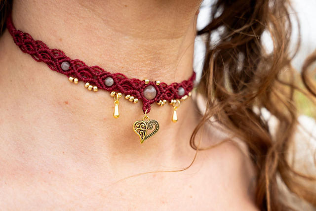 Ras de cou micro-macramé bordeaux et Pierre de Lune