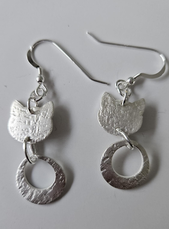 Wobbly cat earrings 