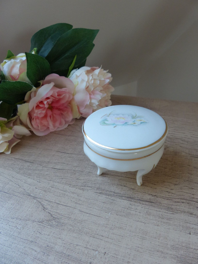 Boite à Bijoux Ronde Fleur de Lotus, Boite à Bijoux Tripode en Porcelaine de Limoges Décor Nénuphar, Cadeau Décoration Maison de Campagne