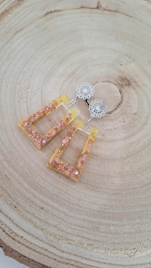 Boucles d'oreilles rectangles jaune/ paillettes roses holographiques 