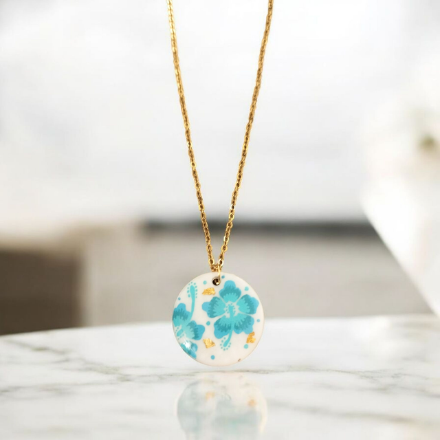 Collier dessiné Flora acier inoxydable bleu turquoise vert d'eau nacre