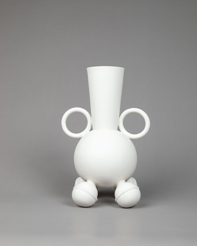 Vase on the four legs 