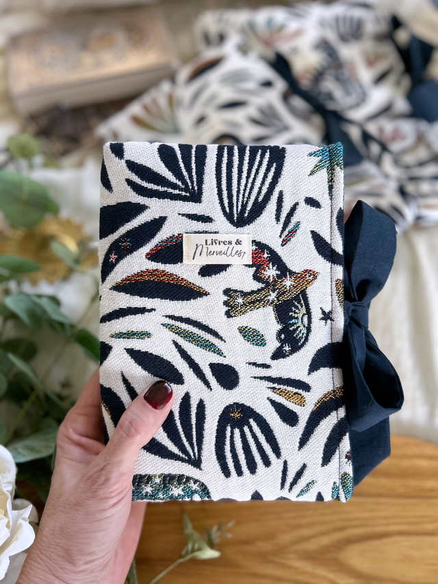 Pochette à livres en tissu jacquard Nysa, fermeture latérale avec un nœud bleu