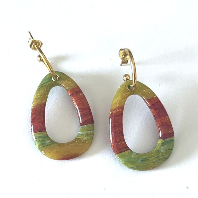 Boucles d’oreilles ovales rouge vert jaune translucide 