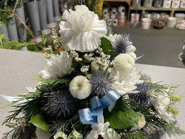 Grave small fresh flower posy