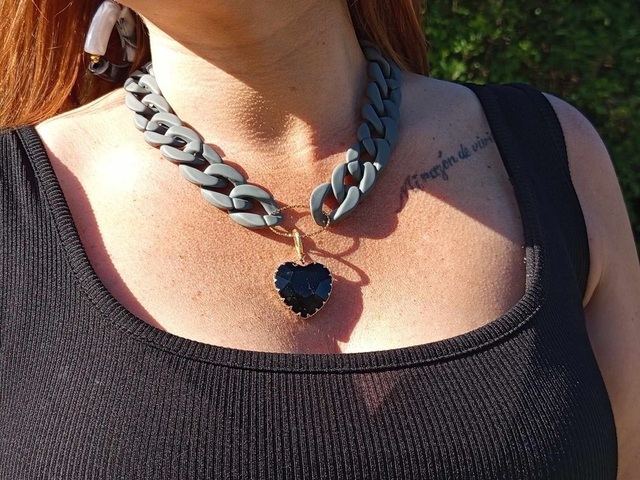 Collier en grosses mailles en acrylique Sletee coeur noir 