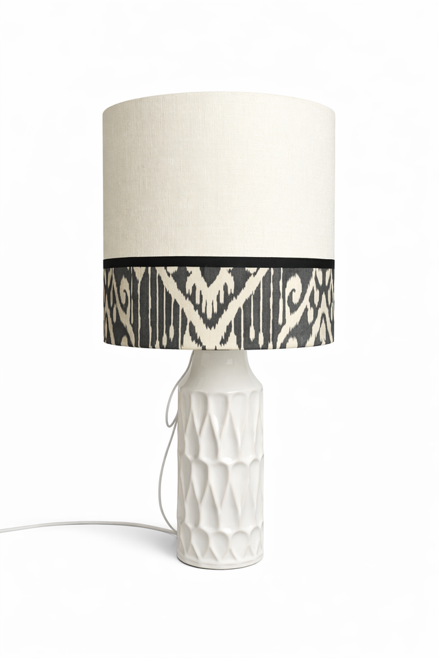 LAMPARA DE CERAMICA BLANCA CON PANTALLA