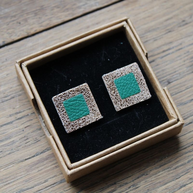 Boucles d’oreilles puces cuir carré