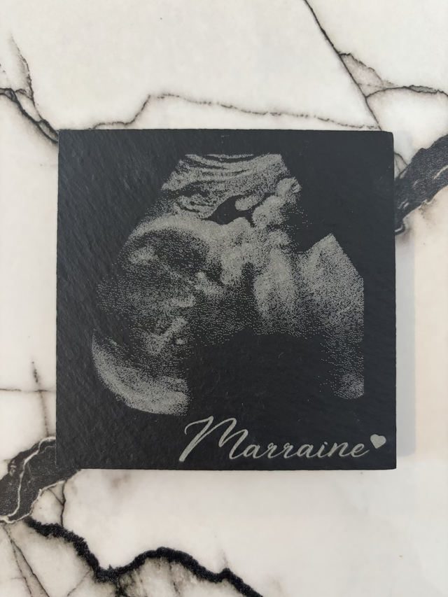 Echographie gravé sur un dessous de verre en ardoise 10 x 10 cm pour marraine