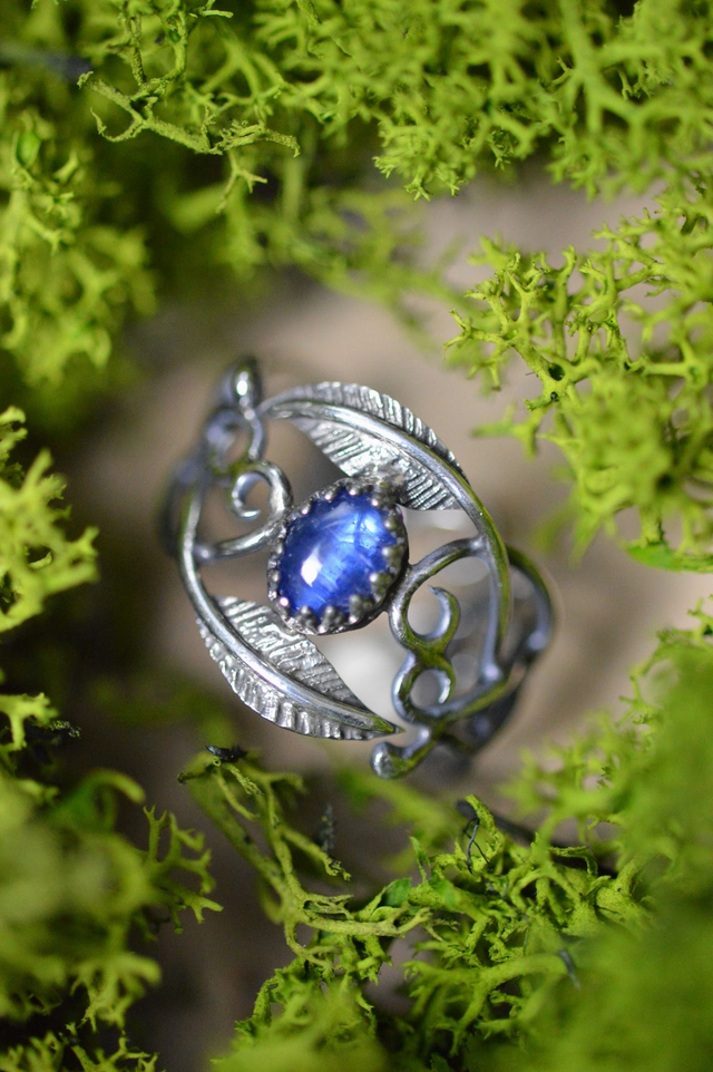 Bague Elfique - Cyanite bleu foncé T52 à 60, feuilles simples