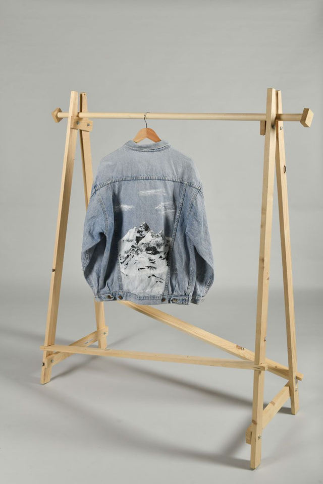 Veste en jeans Convit de seconde main peinte à la main - œuvre paysage montagne enneigée Evettes