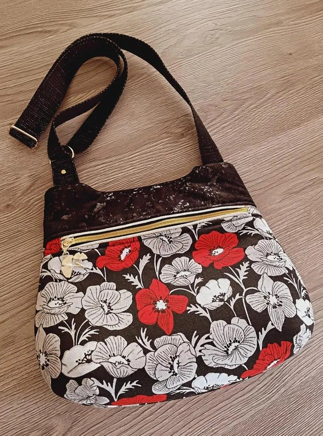 Sac à main coquelicots rouge et beige – Sac bandoulière fait main en Vendée avec détails dorés, doublure fleurie et grande capacité