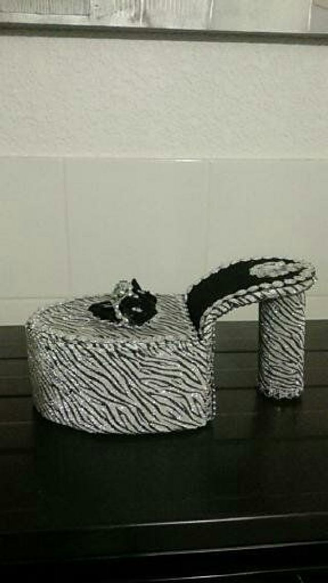 boîte  à bijoux chaussure  en carton,  couverture  organza zèbre décoré de strass		