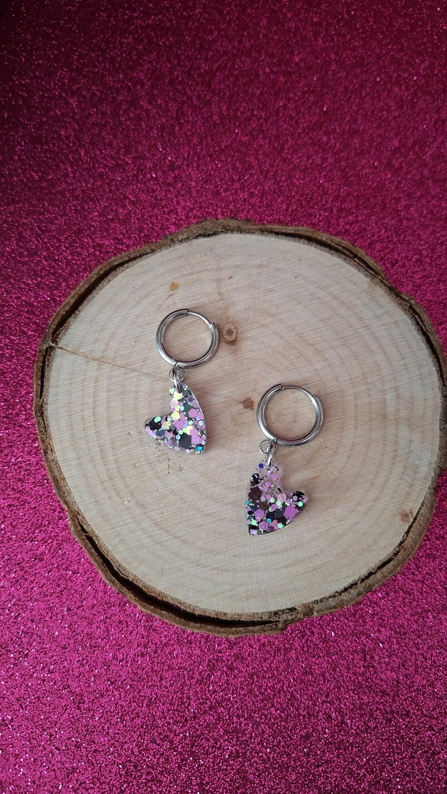 Créoles argentées cœurs asymétriques paillettes noires/roses/blanches