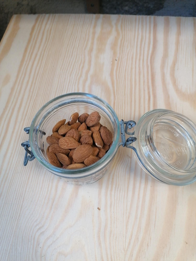 Amandes Grillées. Prix Pour 100g 