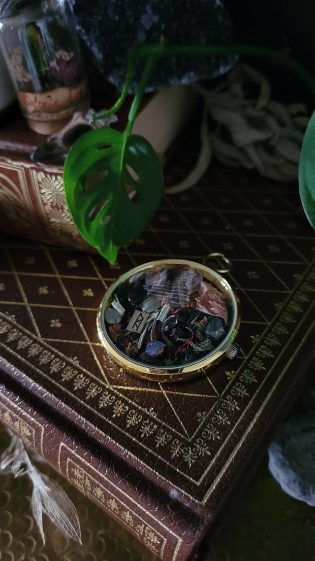 Suspension d&#039;autel : The love Witch