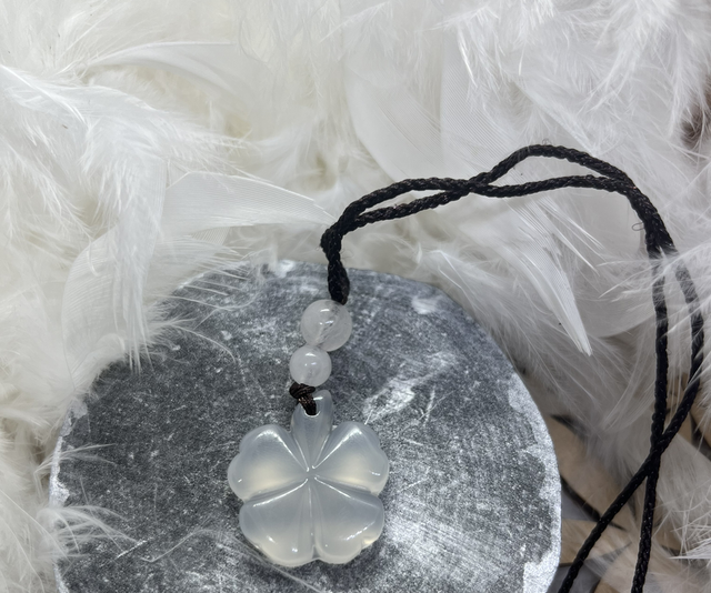 Pendentif trefle jade blanc