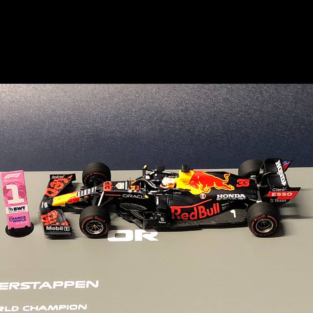 Red Bull RB16B 2021 World Champion M. Verstappen Formel 1 1:43 Spark
