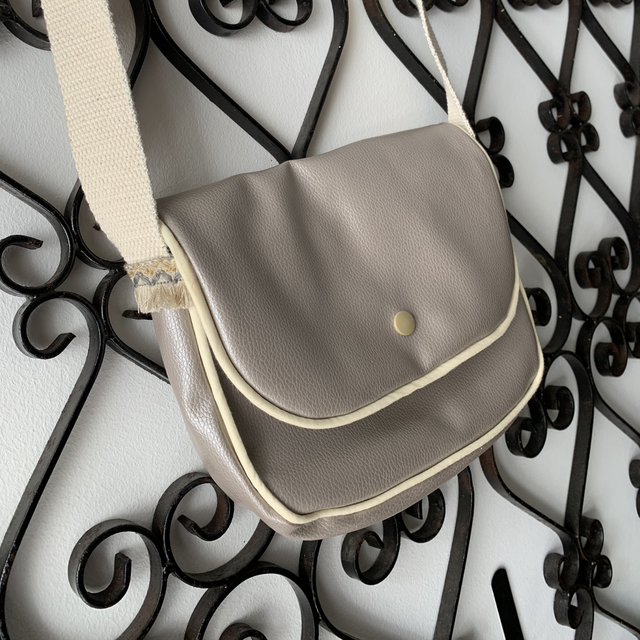 Sac à main similicuir argenté