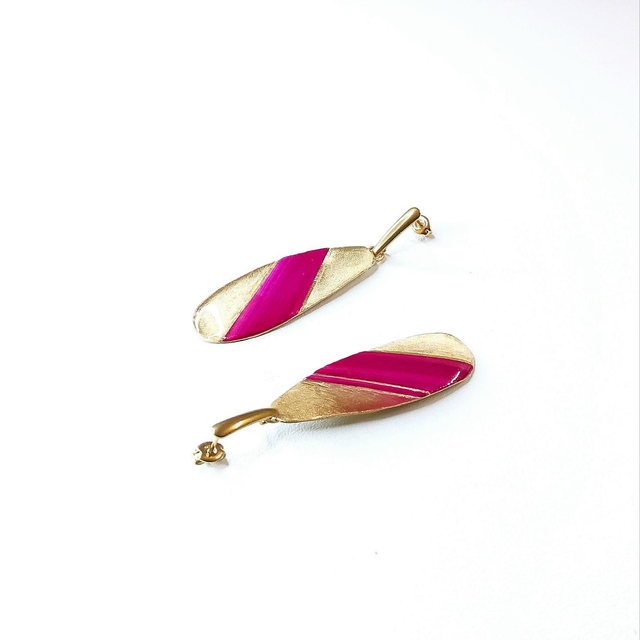 Clous d&#039;oreilles longs en marqueterie de paille de seigle fuchsia