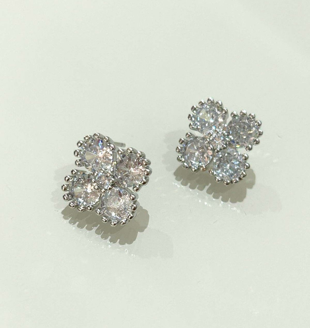 BRINCO PINO TREVO PEDRAS ZIRCÔNIA 4MM BANHADO EM RÓDIO BRANCO