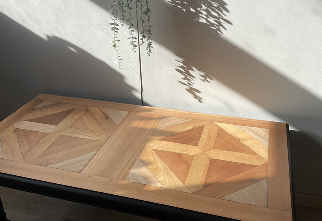 Table basse noire et bois 