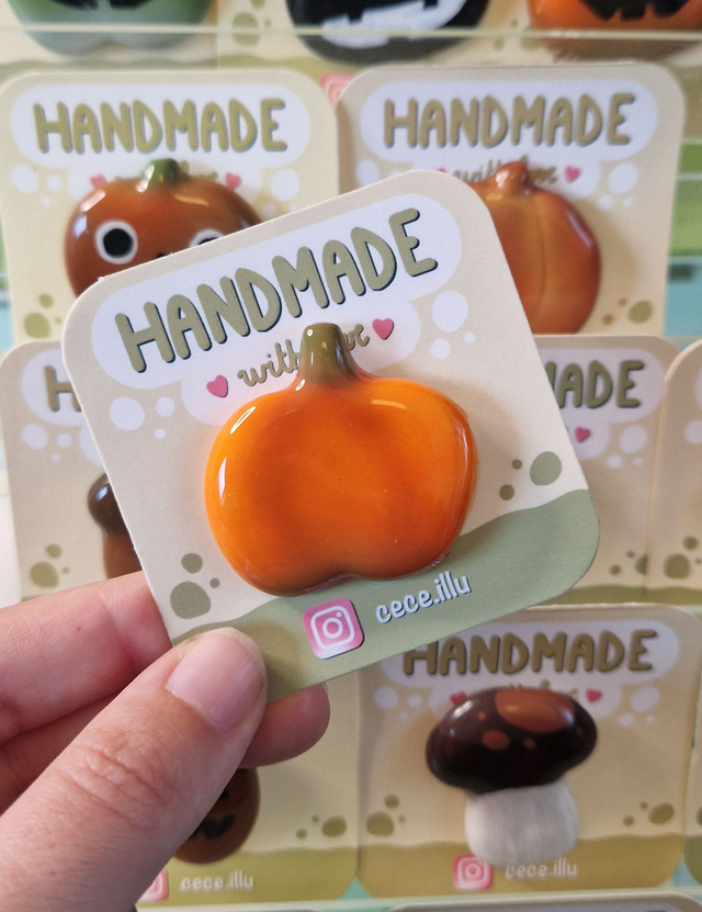 Pin's peints à la main - citrouilles, glands et champignons