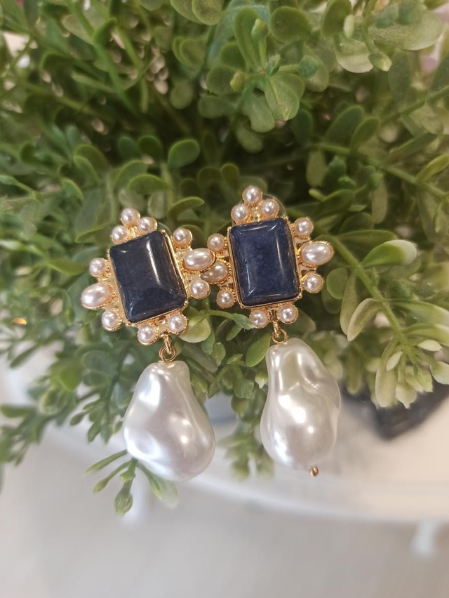 Orecchini blu e perle sintetiche 