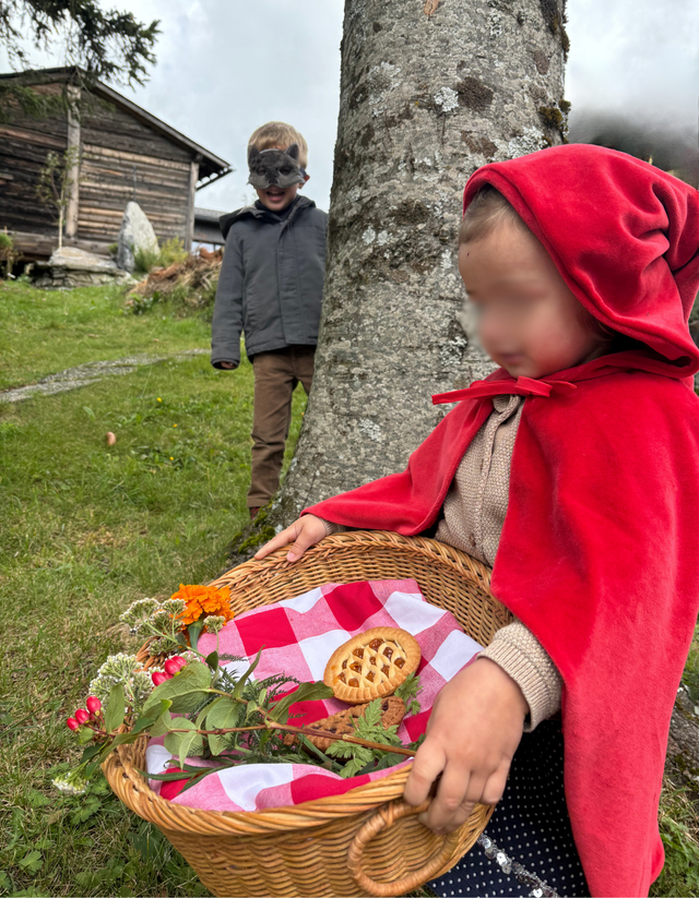 Cape de petit chaperon rouge capuche pointue 