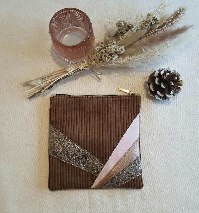 Pochette carrée velours marron